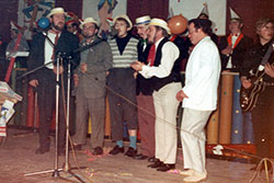 Der erste Auftritt des Chors der Hobby-Singers war bei der Prunksitzung in Otterbach, hier als "Trödler Abraham".